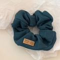 Elastico per capelli in maglia verde petrolio con patch smiley fatto a mano - Blu