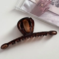 Détail d'une pince à cheveux ambre avec motif tortue et inserts ovales en grain de bois - Café Transparent