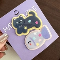 Mano che tiene una scheda con graziose mollette di peluche a forma di gatto e pesce - Gatto E Pesce
