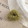Gros plan sur la pince à cheveux en peluche vert avocat sur fond de lin texturé - Pince Vert Clair