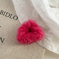 Vue rapprochée d'une pince à cheveux en peluche rose rouge avec une texture douce et chaude - Pince Rose Vif