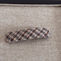 Λήψη macro από vintage κλιπ μαλλιών με μοτίβο houndstooth σε δίσκο από λινό ύφασμα - Ρετρό Καρό - Καφέ Βερικοκί BB