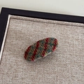 Vue détaillée d'une barrette ovale en tissu à carreaux avec texture laineuse pour l'automne - Plaid Rétro - Rouge Vert Canard
