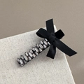 Detail van de fluwelen strik met luxe grijze strassteentjes op een haarclip - Zwarte Eendensnavel Clip met Bovenste Knoop