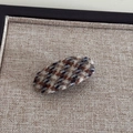 Détail d'une pince à cheveux ovale en tissu tweed à carreaux vintage pour l'automne-hiver - Plaid Rétro - Café Abricot Canard