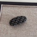 Détail d'une pince à cheveux ovale à motif léopard avec texture en fausse fourrure - Plaid Rétro - Gris Vert Canard