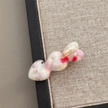 Dettaglio del fermaglio per capelli a cuore in acetato con trama floreale marmorizzata - Rosa e Bianco