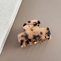 Detalle de pinza para el pelo con estampado de leopardo y logotipo France dorado - Tortoise