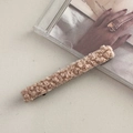 Dettaglio del fermaglio per capelli in lana d'agnello beige con morbida texture - Clip a Becco d'Anatra Lineare in Lana di Agnello / Beige