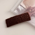 Detailopname van een rechthoekige donkerbruine teddy fleece haarspeld op een zachte ondergrond - Lamswol Rechthoekige BB Clip / Bruin