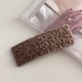 Detail van koffiebruine rechthoekige lamswollen haarklem met warme krullende textuur - Lamswol Rechthoekige BB Clip / Khaki