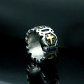 Anello gotico vintage con croce argento e oro su una superficie riflettente lucida - US 7 / Bicolore Oro