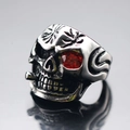 Anillo calavera punk para hombre en acero vintage con circón rojo y detalle fumando - US 7 / Acero Circonita Roja