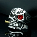 Anillo punk de acero inoxidable con calavera, ojo de cristal rojo y pipa dorada - US 7 / Acero Circón Rojo Humo Amarillo