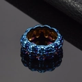 Anillo de calavera de acero inoxidable con acabado iridiscente púrpura y azul en base - US 7 / Azul