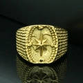 Dettaglio macro dell'anello da uomo con rilievo della bussola e finitura a corda - US 7 / Oro
