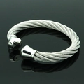 Detalle del brazalete abierto de cable de acero inoxidable trenzado estilo industrial - Color Acero Estilo C (Extremo Cónico)