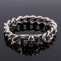 Herren Punk Edelstahl Panzerarmband mit Totenkopf Verschluss auf schwarzer Oberfläche - Stahlfarbe