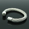 Brazalete rígido de acero inoxidable plateado para hombre con diseño de cable - Color Acero Estilo A (Extremo Cilíndrico)