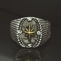 Anello bussola da uomo vintage in argento con stella dorata e fascia testurizzata - US 7 / Oro e Argento