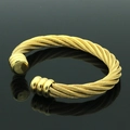 Stilvoller vergoldeter Edelstahl-Kabelarmreif für Herren mit gedrehtem Design und offenem Ende - Gold Stil A (Zylindrisches Ende)