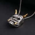 Dettaglio del ciondolo maschera Hannya bicolore argento e oro con trame metalliche incise - Ciondolo Oro Bicolore (Senza Catena)