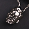 Macro-opname van de Stalin-hoofdhanger van roestvrij staal met een zilveren gedraaide ketting - Zilveren Portret (Alleen Hanger Zonder Ketting)