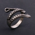Detailaufnahme des Vintage-Oktopus-Rings mit realistischen Saugnapf-Strukturen - US 7 / Stahlfarbe