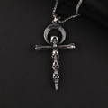 Makroaufnahme von Vintage Silber Totenkopf Ankh Kreuz Anhänger mit feinen Gotik-Texturen - Anhänger Ohne Kette
