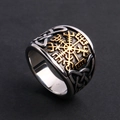 Detalle de anillo vikingo Vegvisir plateado con brújula dorada y nudos celtas grabados - US 7 / Oro y Plata