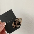 Handheld tortoiseshell acetate oval hair clip with gold metal tag and brand display card - Tortoise
