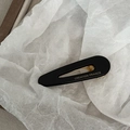 Details von minimalistischer schwarzer Haarklammer mit goldenem Creation France Schriftzug - Schwarz
