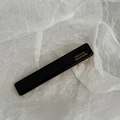 Vista dettagliata di un fermaglio per capelli nero con scritta France dorata su carta - Nero