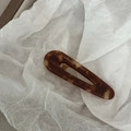 Detailansicht der Acetat-Haarklammer mit Schildpattmuster und goldener Aufschrift - Tee Gelee