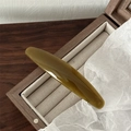 Fermaglio per capelli verde oliva minimalista con finitura lucida su portagioie - verde oliva