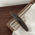 Grande fermaglio per capelli minimalista in resina lucida finitura ambra scura - grigio scuro