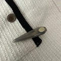 Dettaglio del fermaglio per capelli in acetato grigio fumo con logo in metallo dorato - Grigio