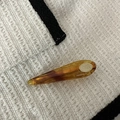 Macro di fermaglio per capelli in acetato tartarugato con logo dorato su tessuto tweed - Marrone
