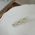 Detalle de pinza para el pelo con diseño de tulipán y perlas sobre plato blanco - Decoración de Triple Flor (FJ891115) / Tulipán de Jardín