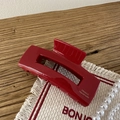 Dettaglio di un fermaglio per capelli in acetato rosso con scritte dorate France Handmade - Rosso Capodanno - Rettangolo Grande