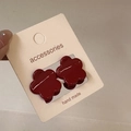 Détail de deux mini barrettes fleurs rouge bordeaux sur carte d'accessoires fait main - Forme de Fleur Rouge Nouvel An / Ensemble de Styles Assortis