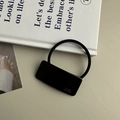 Detailansicht der schwarzen Haarspange mit goldener France Handmade Aufschrift und Gummiband - Haargummi / Schwarz