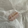Detalle de pinza para el pelo rosa degradado con patrones de cuadros sobre papel blanco - Rombo Largo