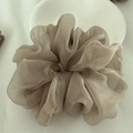 Macro de coletero grande en organza champán con textura plisada de varias capas - Marrón
