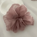 Detalle del coletero gigante de organza suave en un elegante color rosa Morandi - Rosa Palo