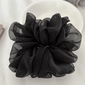 Textura detallada de la tela de tul negro en un coletero grande elegante y extragrande - Negro