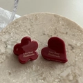 Dettaglio di fermagli per capelli rosso scuro a forma di cuore e fiore su marmo - Fiore - Rosso