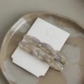 Dettaglio di due fermagli per capelli a spirale in marmo viola su cartoncino - Viola Trasparente