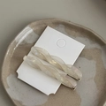 Dettaglio di fermagli per capelli a treccia in acetato champagne con finitura perlata - Bianco Trasparente