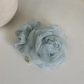 Dettaglio dell'elastico per capelli con rosa in rete blu polvere e delicate perle bianche - Stile Ciondolo Perla Lettera S / Blu Chiaro